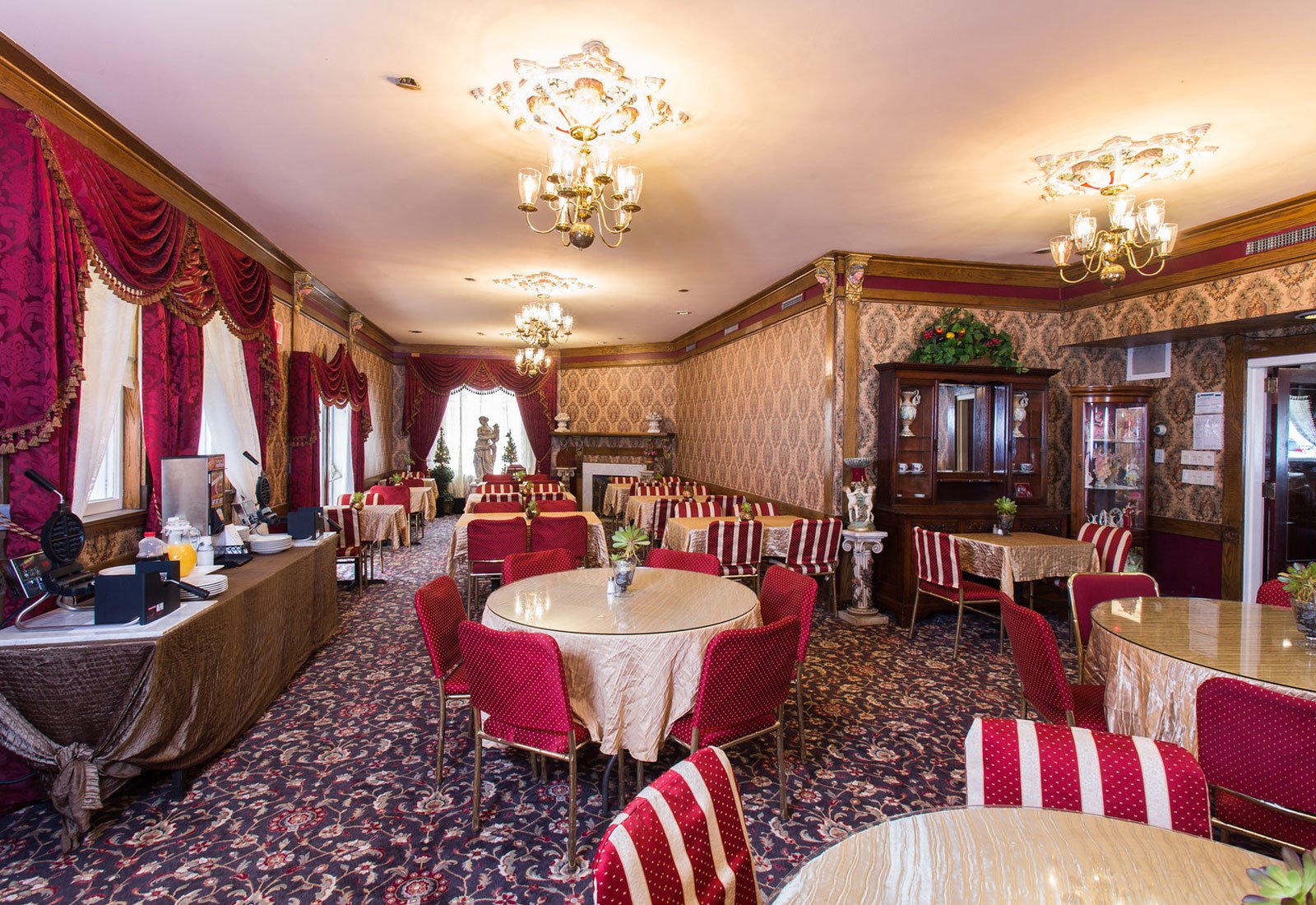 Dining Facilities at Queen Anne Hotel